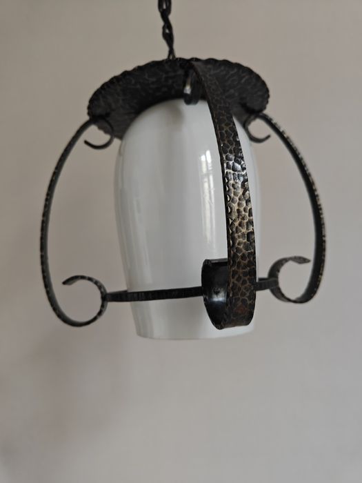 Lampa wisząca metaloplastyka z białym kloszem