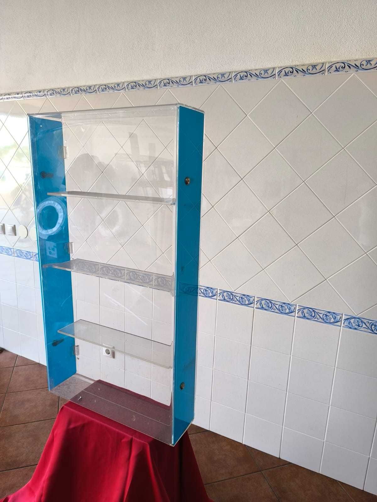 Móvel em acrílico fechado