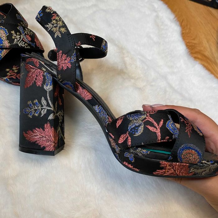 Buty damskie na obcasie we wzory czarne z odkrytym przodem New Look 39