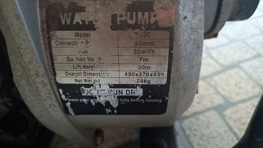 Bomba de água portátil de alta capacidade, ideal para rega e drenagem.