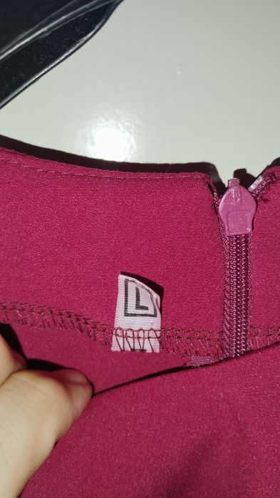 Стильна червоно-бардова сукня з воланом, розмір L