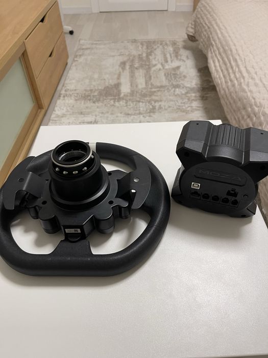 Ігрове кермо та база MOZA R3