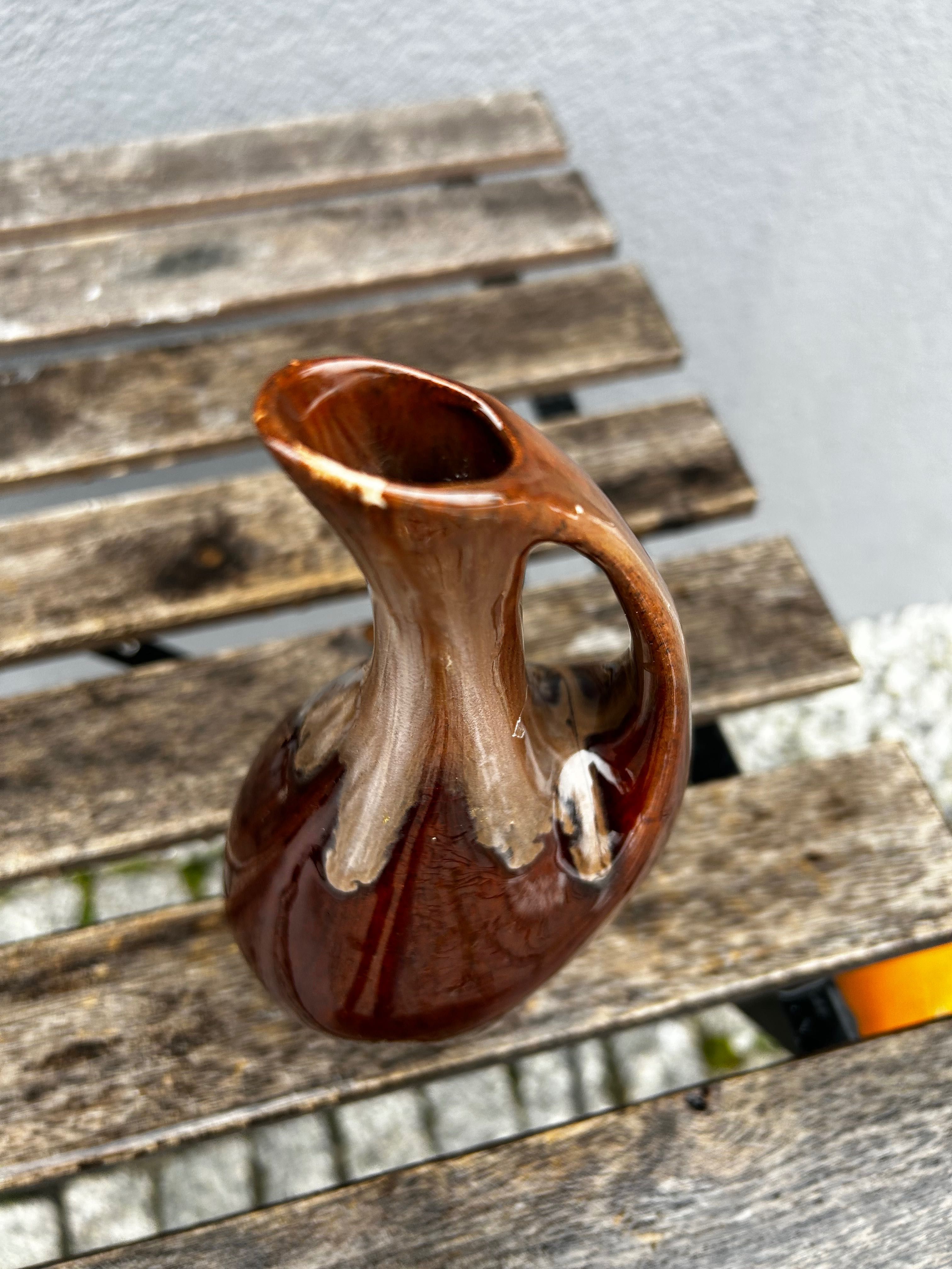 Brązowy ceramiczny wazon z uchem