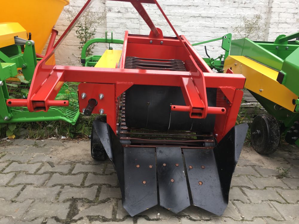 Картоплекопачка навісна транспортерна, вібраційна  Bomet, Wirax