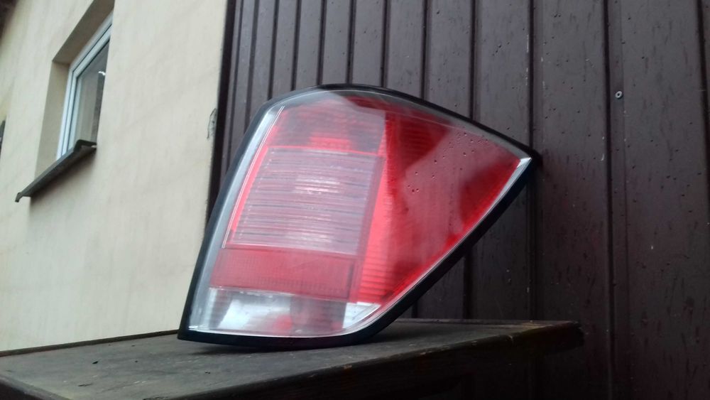 Opel Astra H 3 KOMBI lampa prawy tył L.T. oryginał