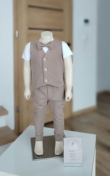 Kamizelka i spodnie klasyczne oraz muszka