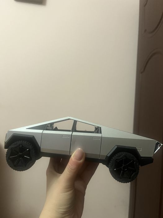Машинка Tesla