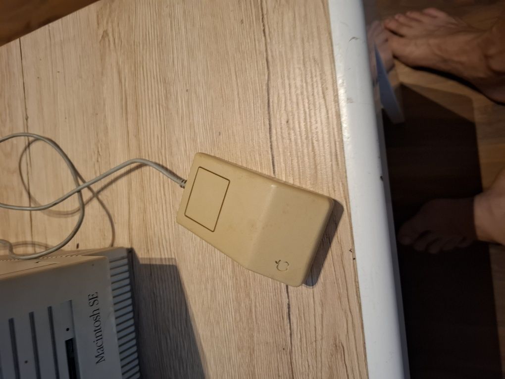 Apple Macintosh SE – kompletny zestaw retro (klawiatura + myszka)