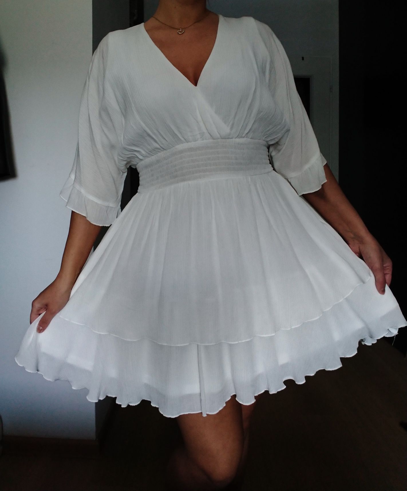 Biała rozkloszowana kopertowa sukienka z gumka w talii