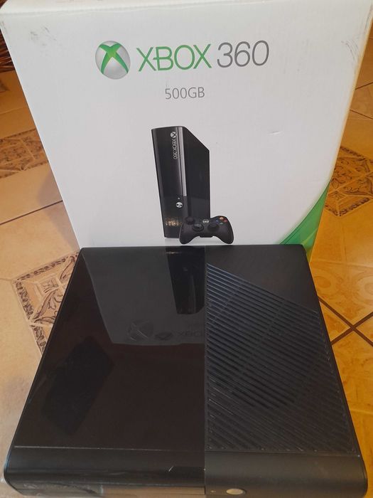 Sprzedam Konsolkę X BOX 360 500 GB plus SENSOR RUCHU KINEEKT