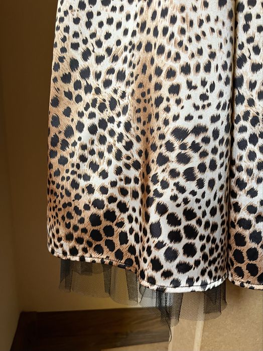 Letnia sukienka midi na ramiączkach w panterkę Monnari L 40