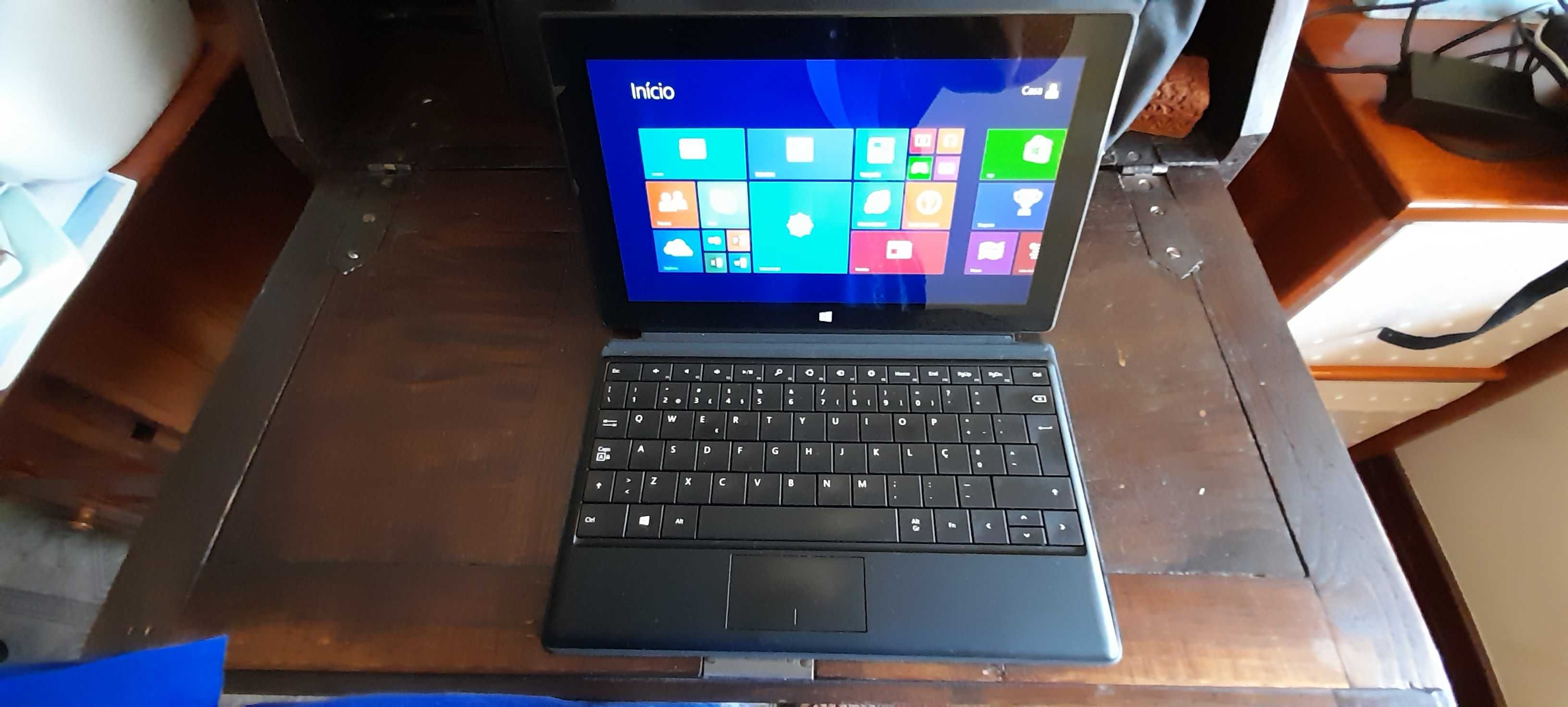 Surface RT 8.1 com teclado rígido, carregador e bolsa de transporte