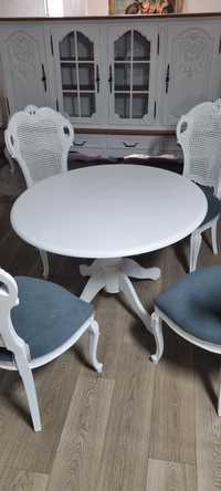 Piękny stylowy stół stolik