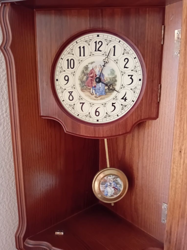 Vitrine Cristaleira de Canto com Relógio