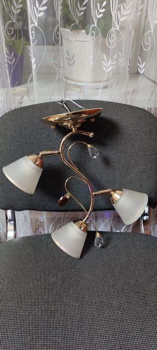 Люстра на три лампочки