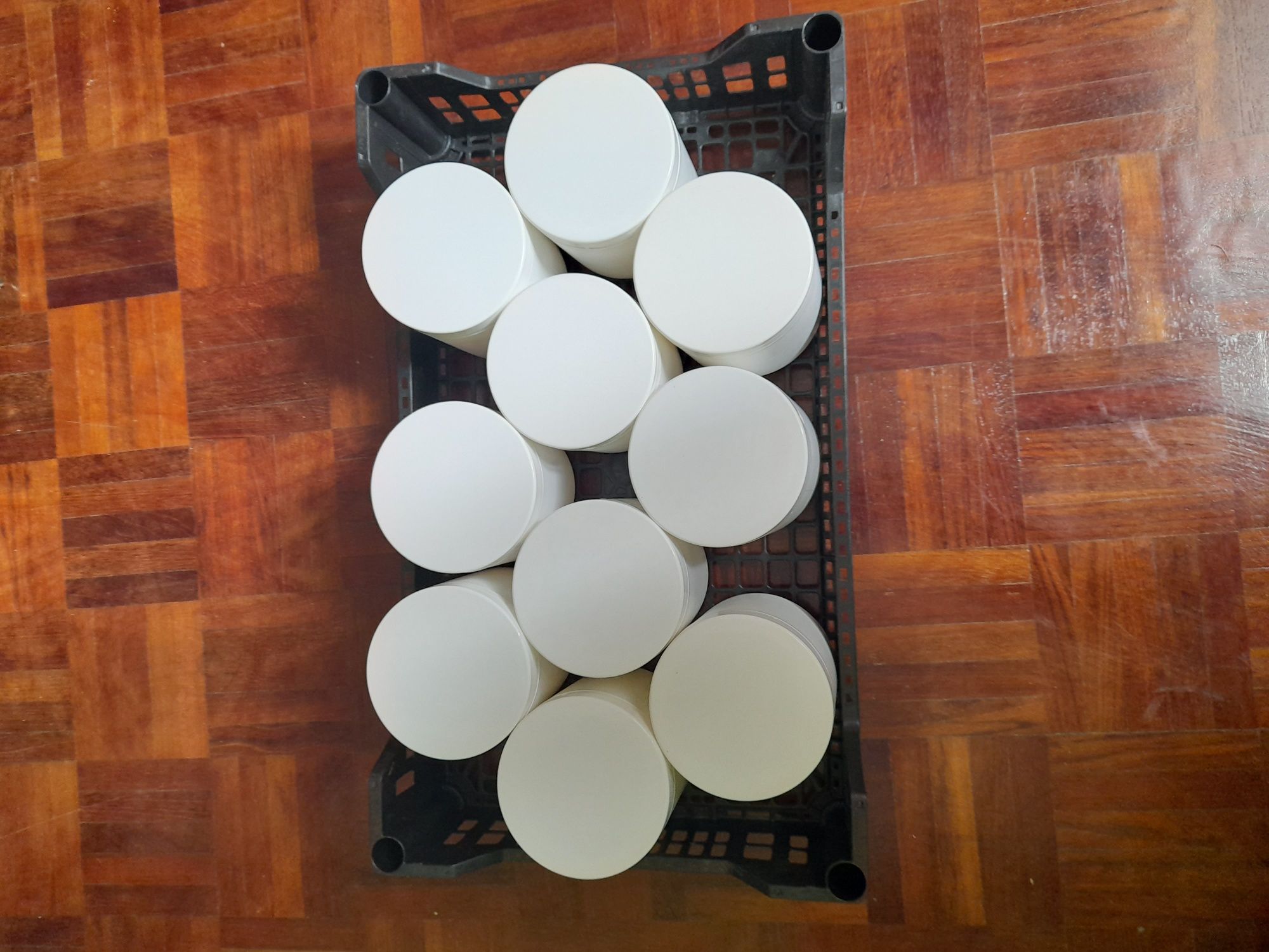 10 potes brancos