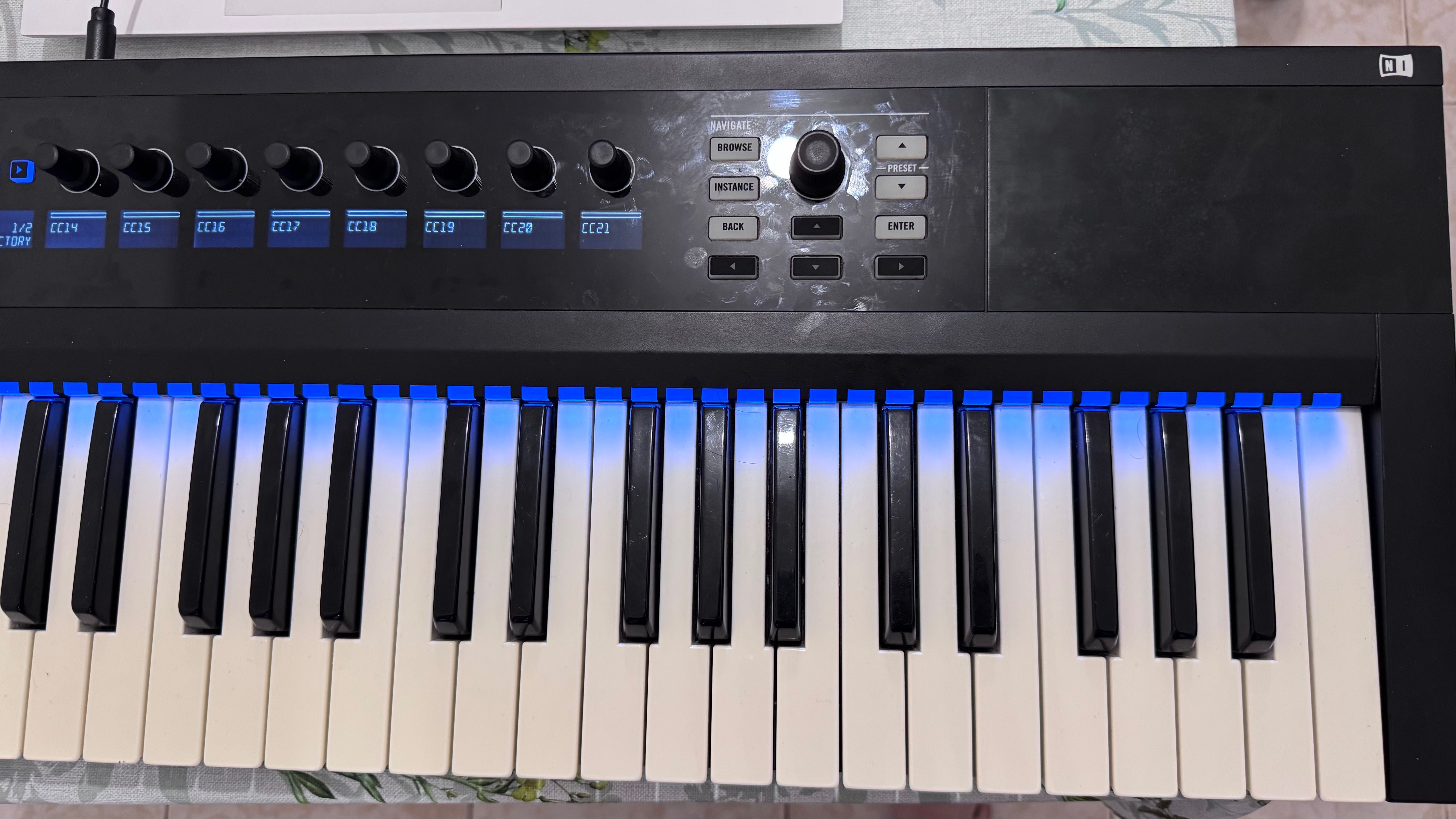 Komplete Kontrol S49 MK1 Teclas Fatar com Aftertouch +Bag +Acessórios