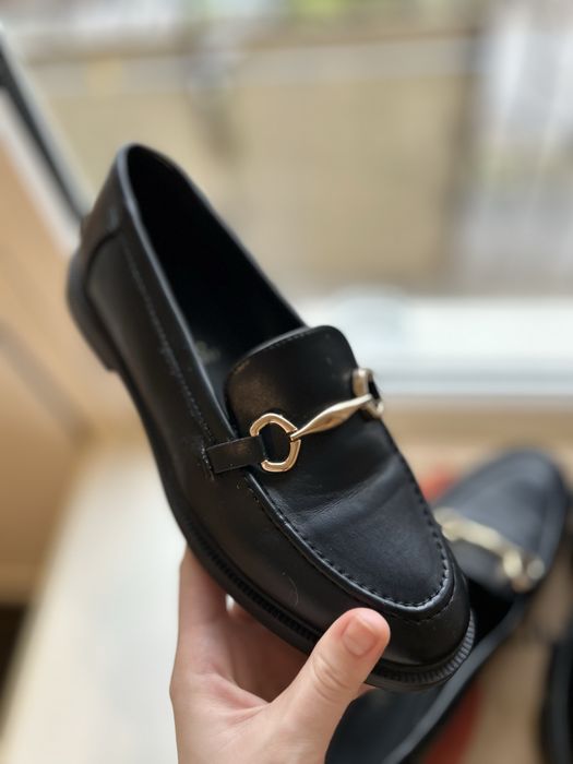 Стильні чорні лофери з золотистою фурнітурою. Vegan Friendly.