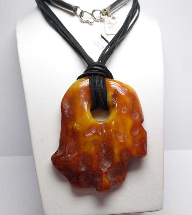 Autorski naszyjnik bursztyn rzemienie srebrne zapięcie.