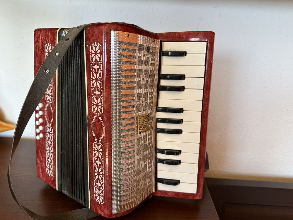 Akordeon czerwony pianino keyboard instrument mały mini dziecka manbiw