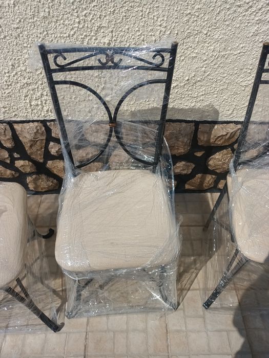 Mesa vidro biselado com 6 cadeiras em ferro fundido