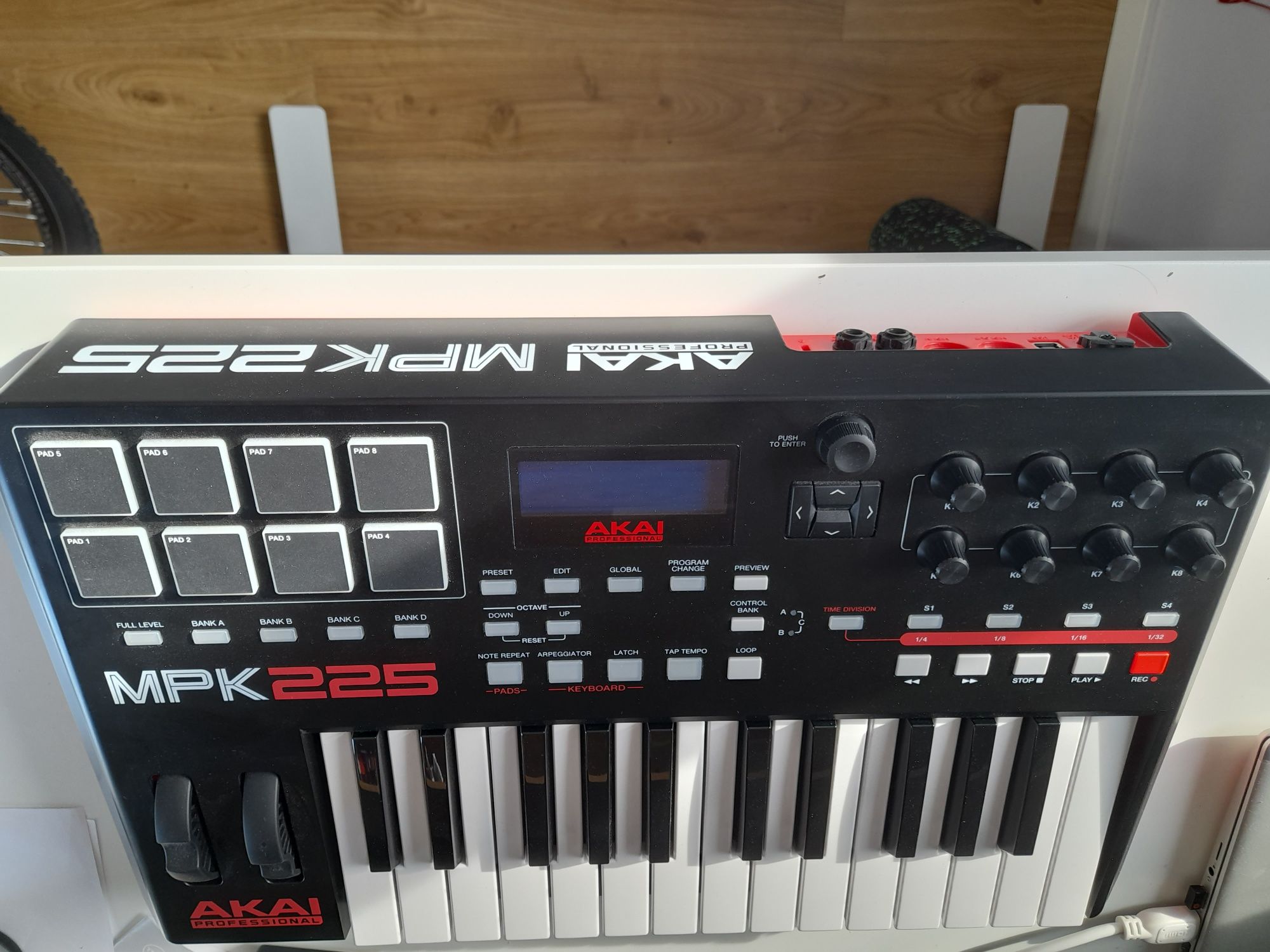 Akai MPK225  Klawiatura sterująca USB/MIDI