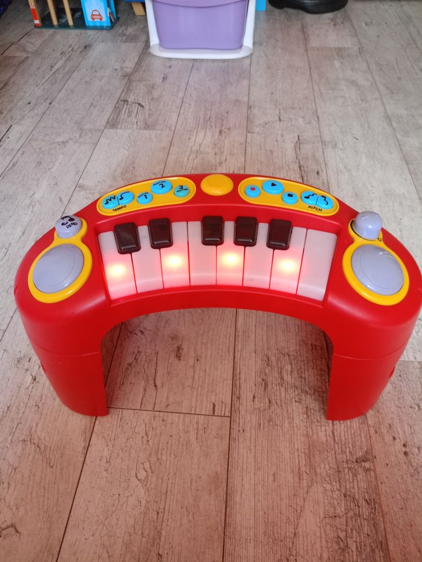 Organki pianinko grają swiecą nagrywają