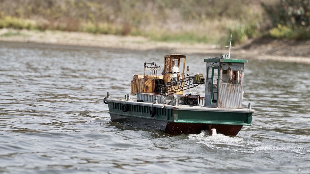 Draga/Barco Rc escala 1:10 com grua