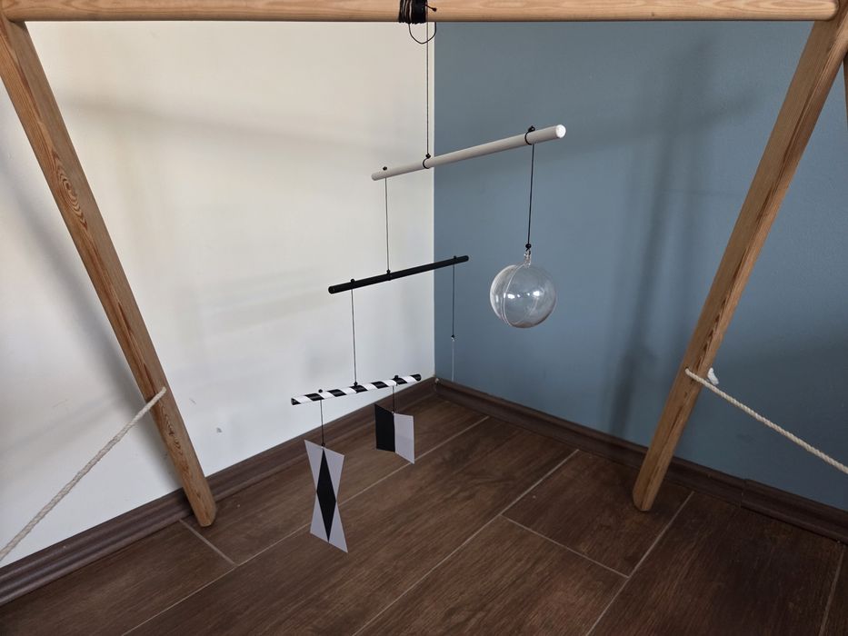 Drewniany stojak edukacyjny z mobilami Montessori