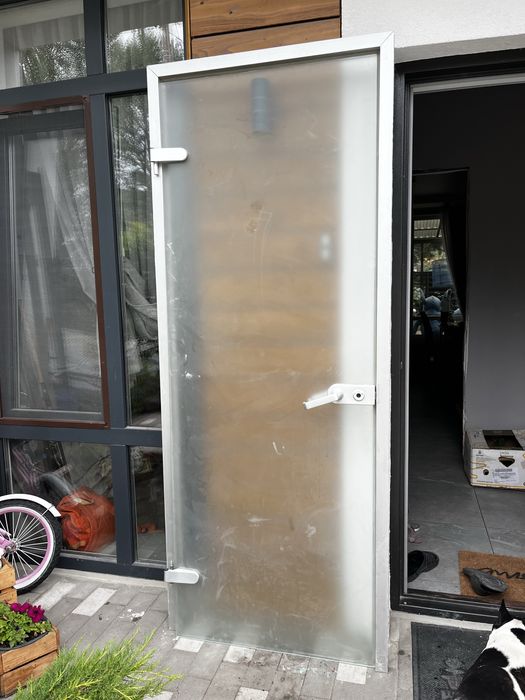 Двері скляні з алюмінієвою луткою