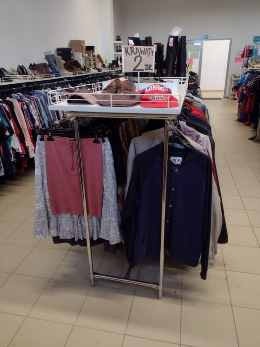 Regały wieszaki do sklepu z odzieżą używana