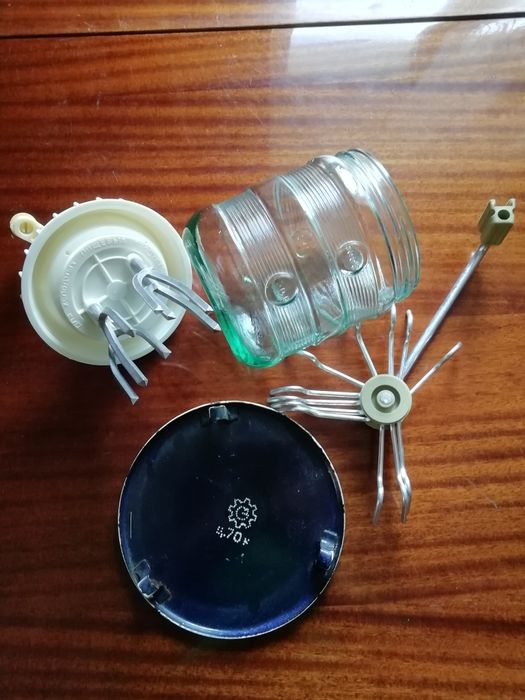 Высечки для печенья, ручной миксер, подставка , вешалка для чашек.