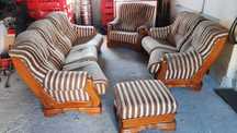 wypoczynek na stelażu dębowym sofa 3+2 /fotel / pufa