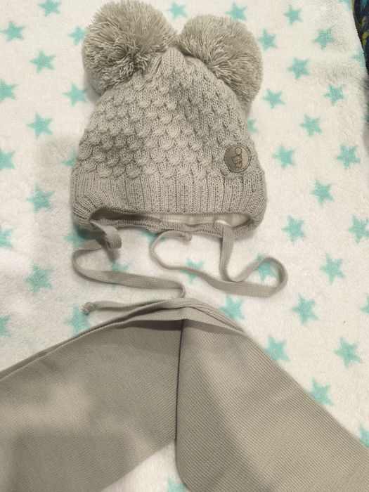 Дитяча шапочка з шарфом.