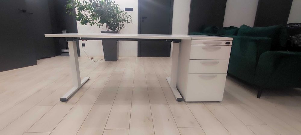 Zestaw elektryczne biurko, kontenerek i fotel