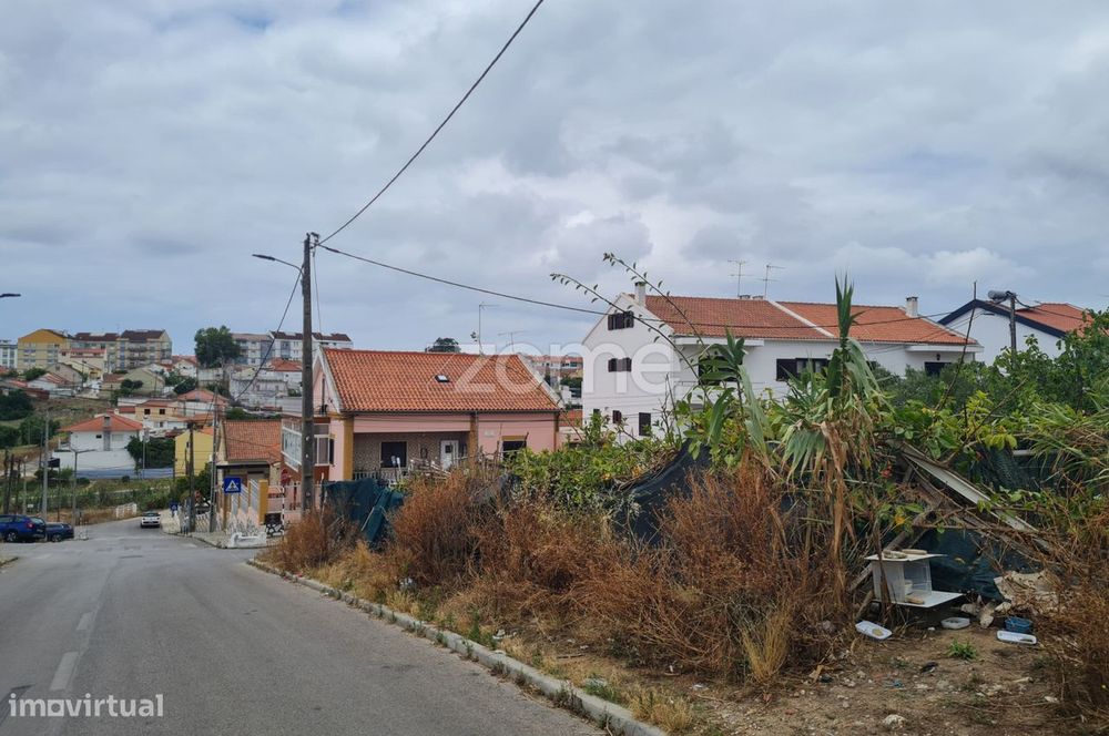 Terreno de gaveto para Construção de Moradia em Corroios - 260 m²