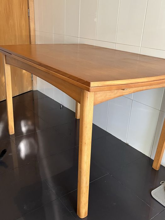 Mesa de cozinha de madeira