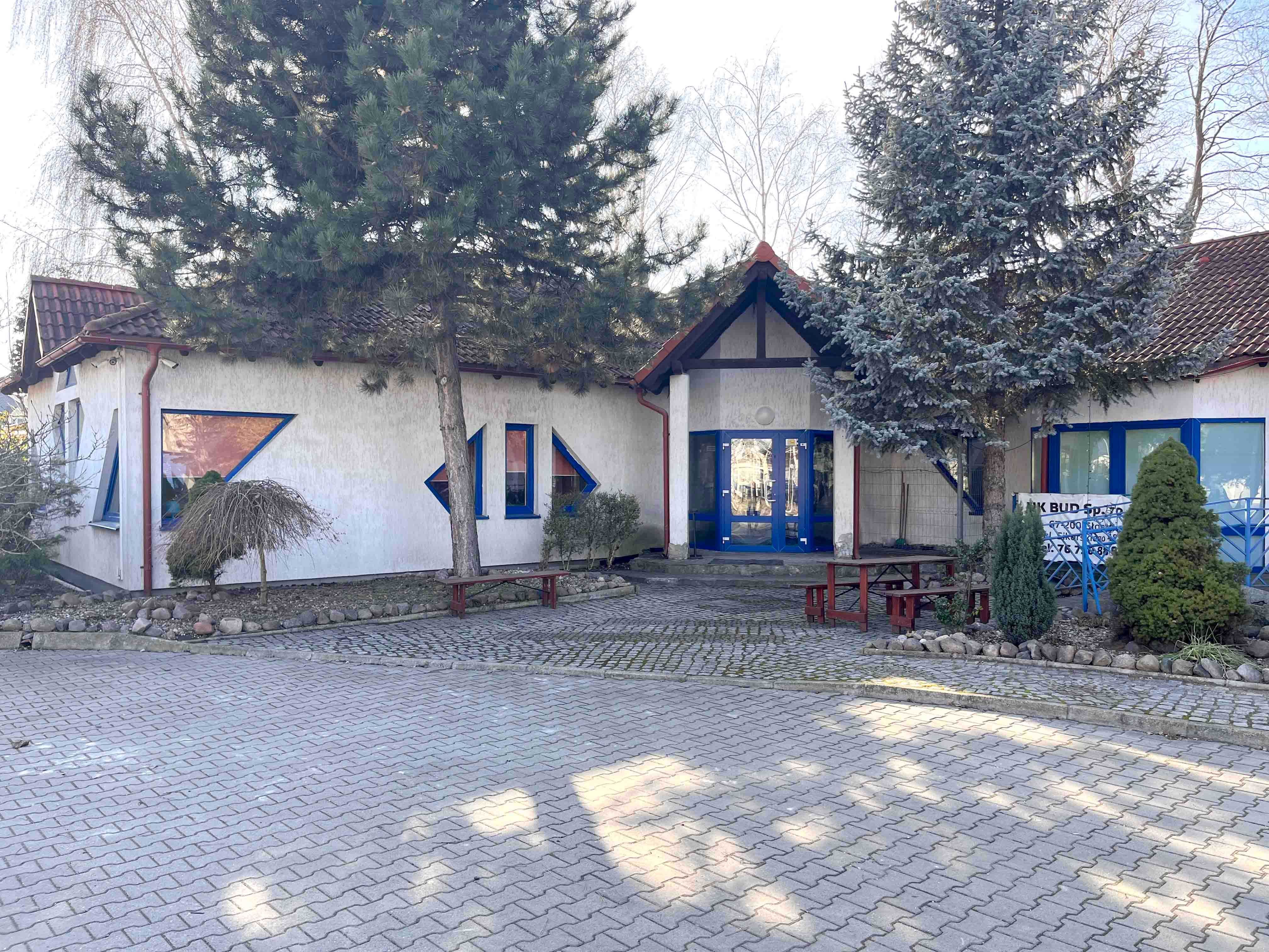 Pokoje pracownicze, w jednym obiekcie.