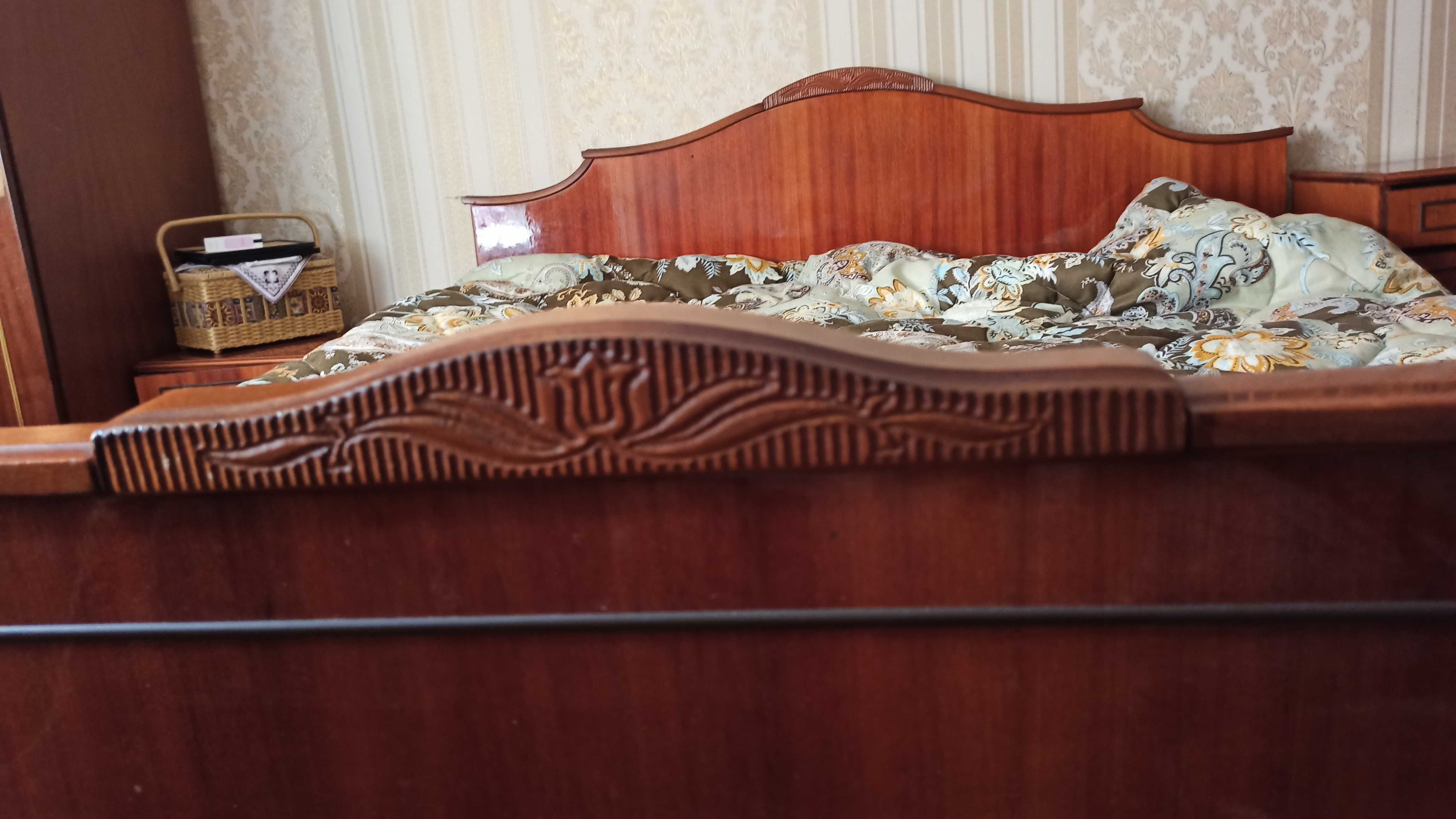 Спальный гарнитур из дерева (кровать с тумбочками)