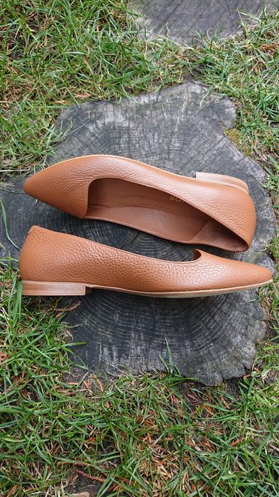 Neścior koniakowe beżowe nude skórzane baleriny.