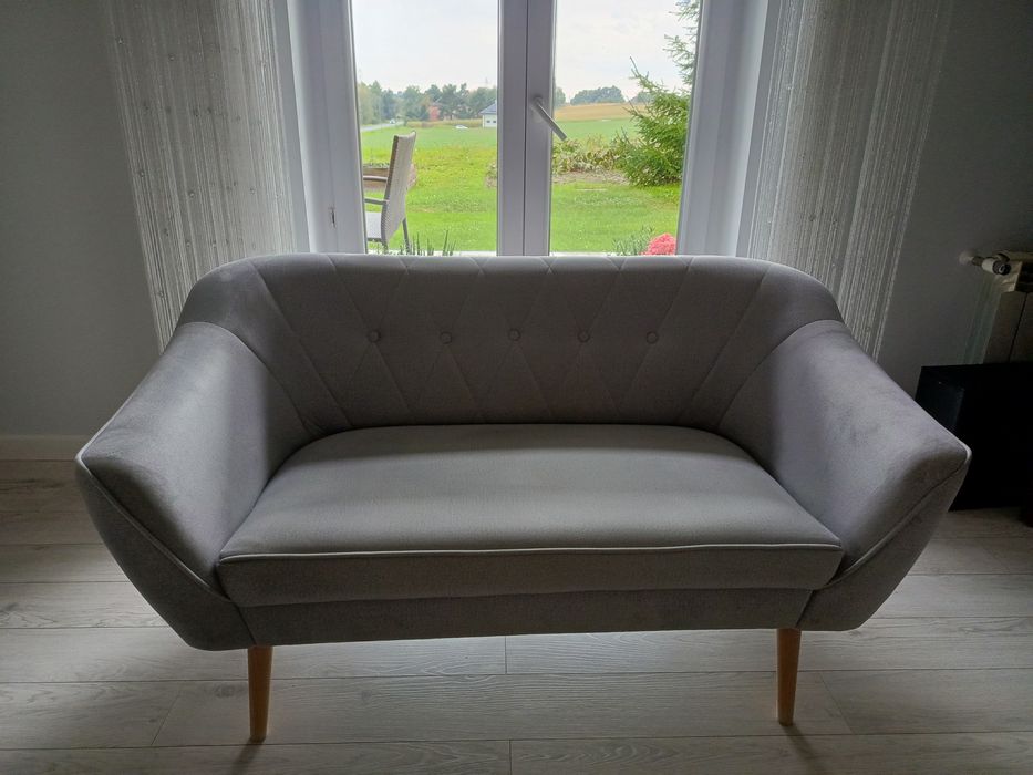 Sofa dwu osobowa z pokrowcem.