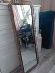 Lustro w metalowej ramie