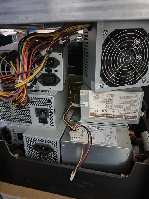 Zestaw 9 zasilaczy komputerowych