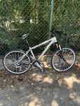 Bicicleta Cube em alumínio roda 26 tamanho M em excelente estado