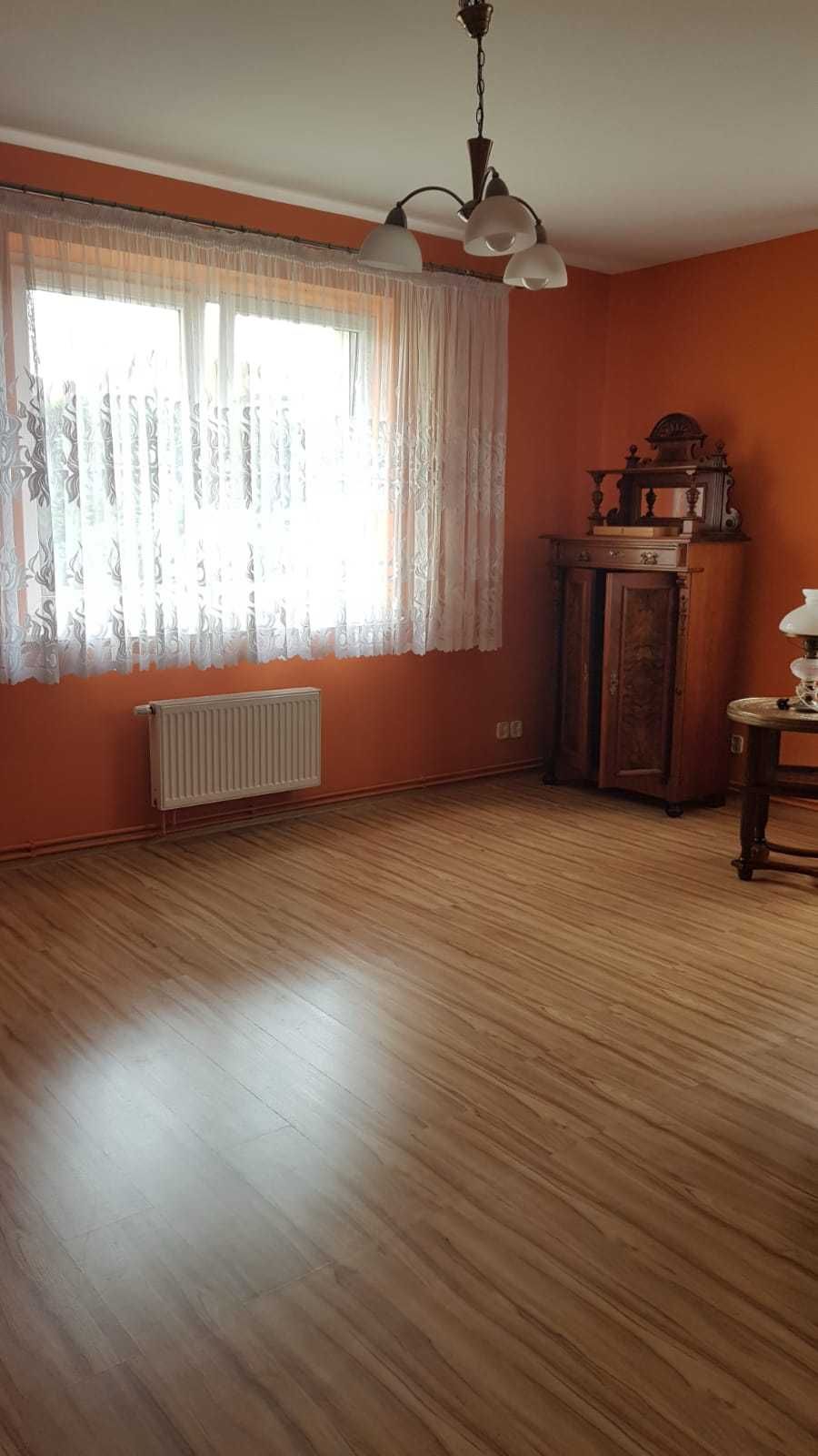 Dom z budynkiem gospodarczym.