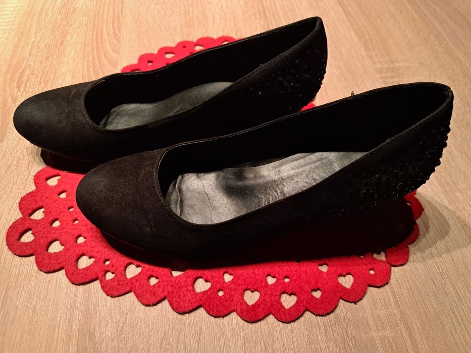 Czarne buty na lekkiej koturnie