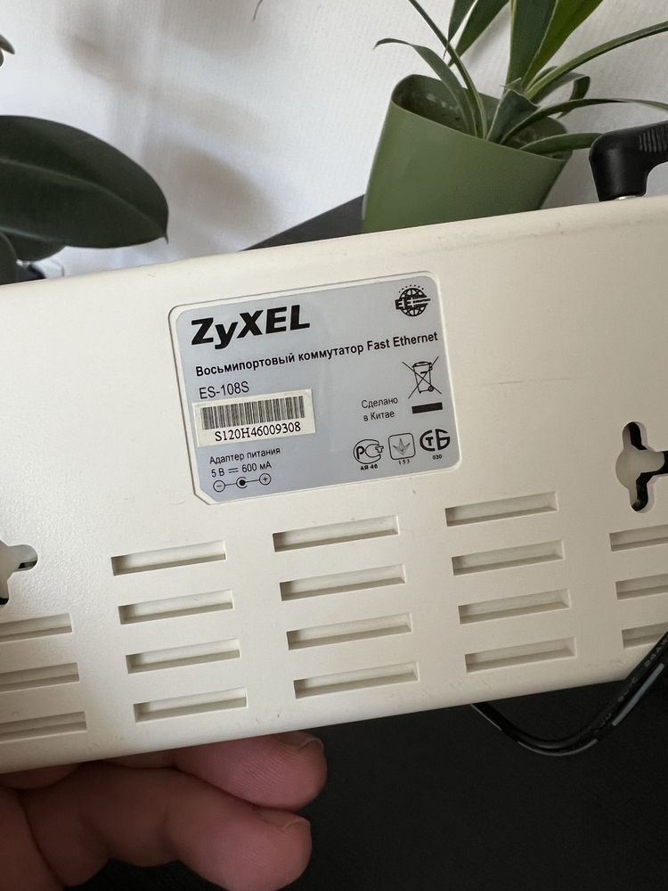 Восьмипортовий комутатор ZYXEL ES-108S