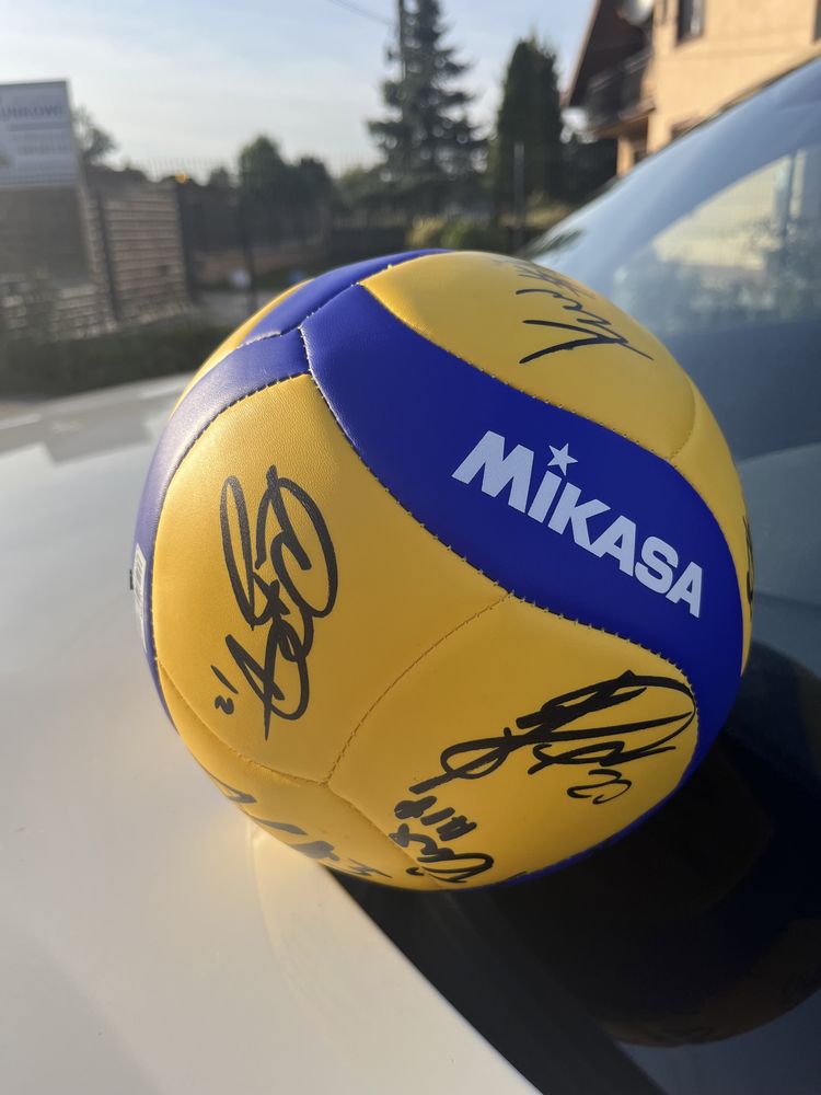 Piłka siatkowa z podpisami zawodników reprezentacji Włoch