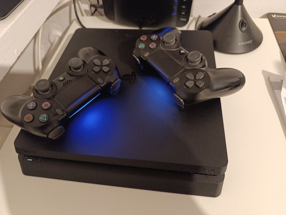 PS4 + 2 pady + 3 gry