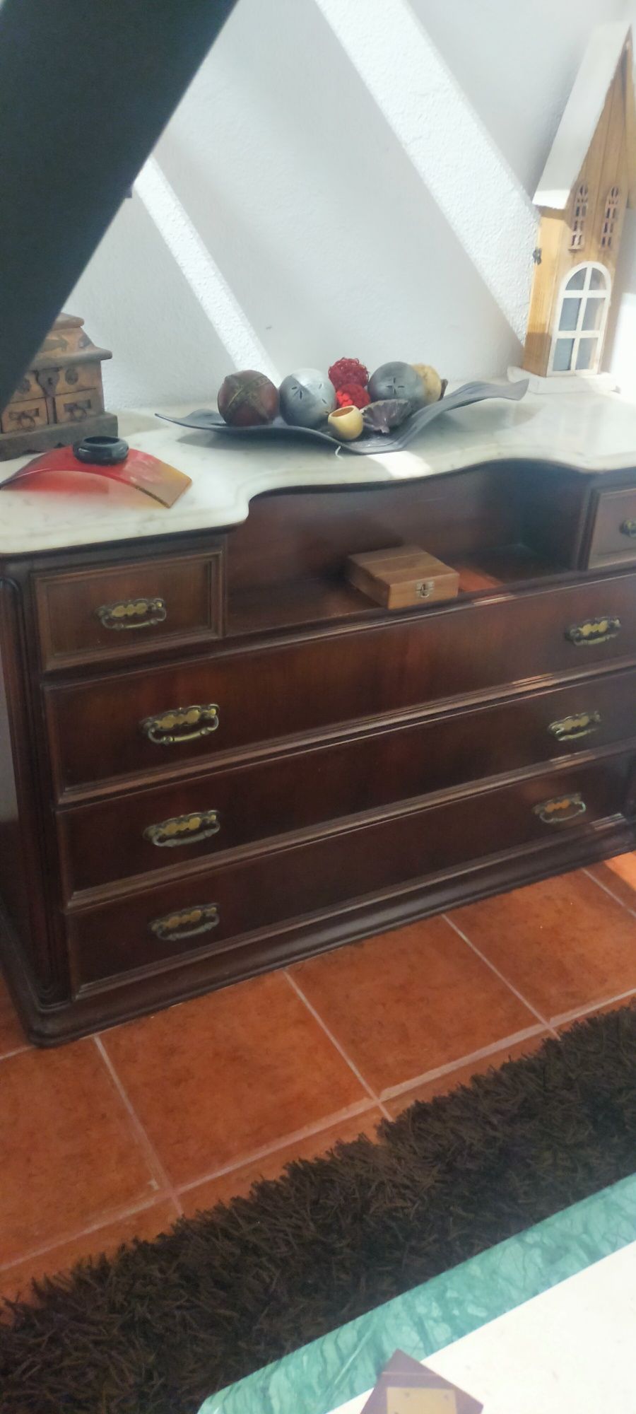 Cómoda com pedra mármore